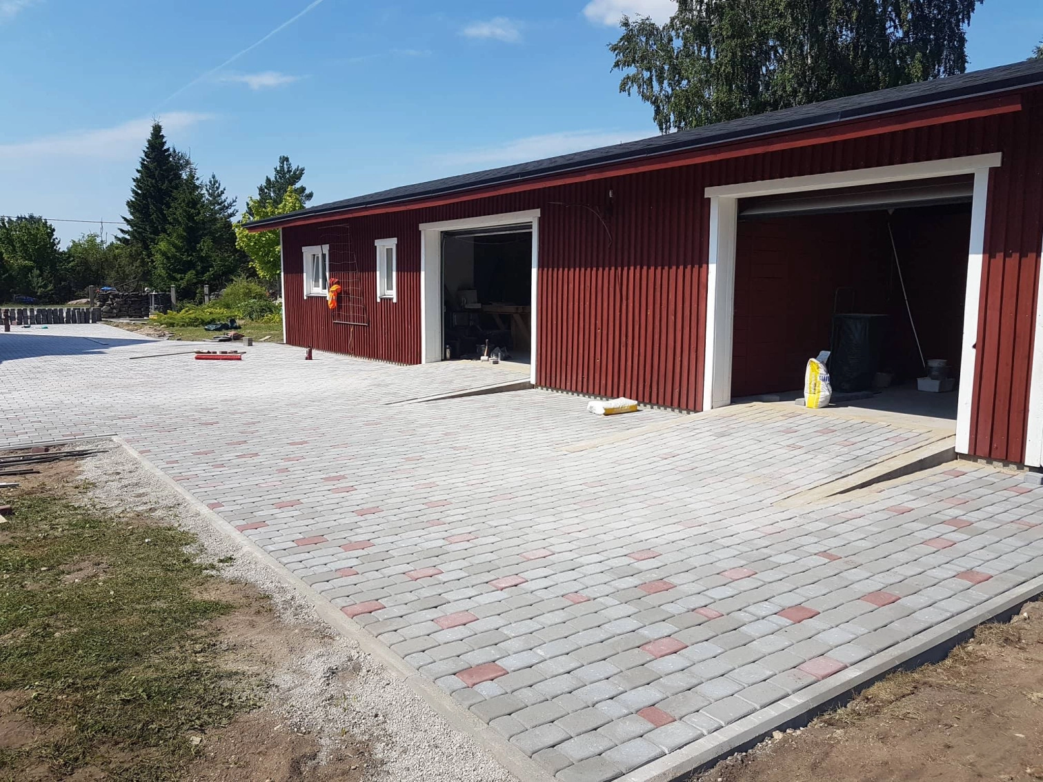 Kogenud partner tänavakivide paigaldamisel